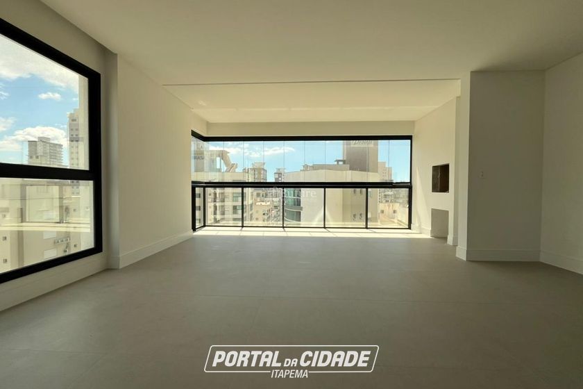 Apartamento &agrave; venda - 137m&sup2; - Meia Praia