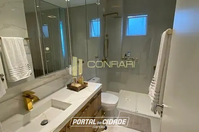 Apartamento &agrave; venda - 145m&sup2; - Meia Praia