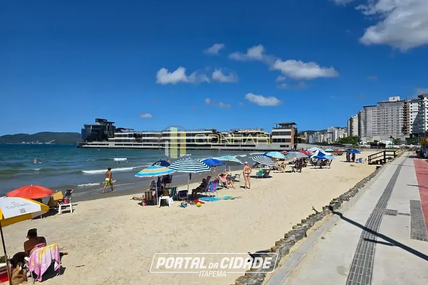 Apartamento &agrave; venda - 130m&sup2; - Meia Praia