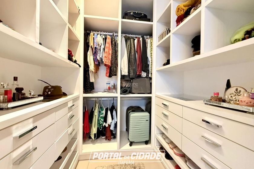 Apartamento &agrave; venda - 121m&sup2; - Meia Praia