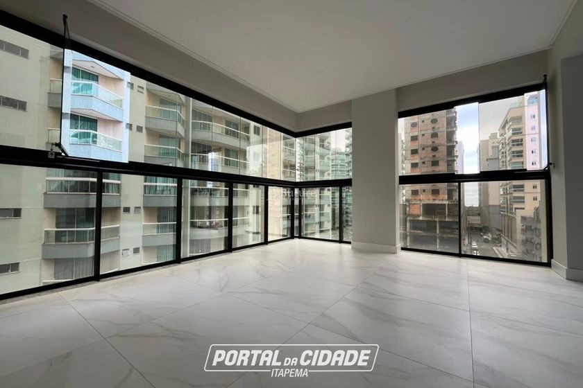 Apartamento &agrave; venda - 125m&sup2; - Meia Praia