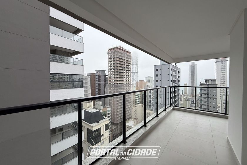 Apartamento &agrave; venda - 136m&sup2; - Meia Praia