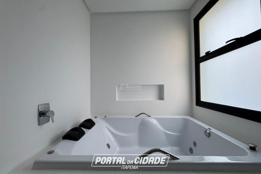 Apartamento &agrave; venda - 185m&sup2; - Meia Praia