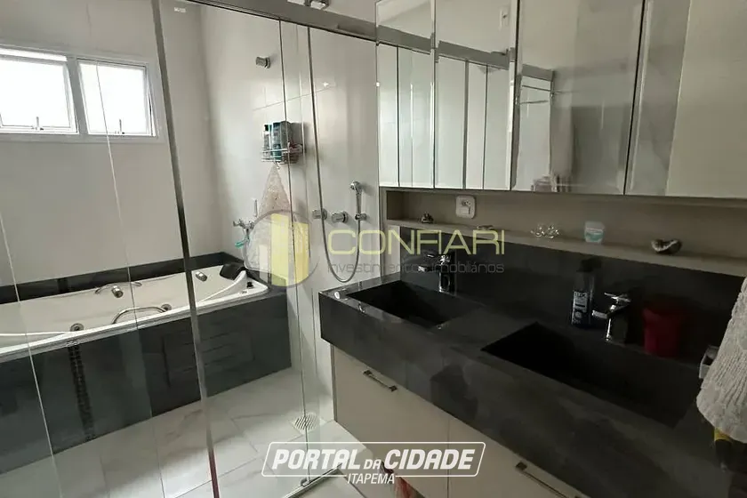 Apartamento &agrave; venda - 133m&sup2; - Meia Praia