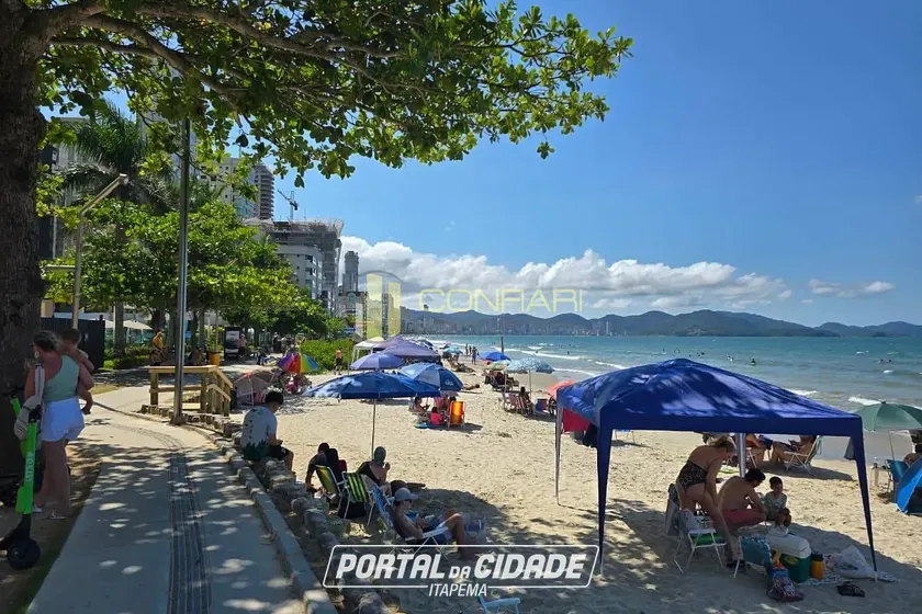 Apartamento &agrave; venda - 130m&sup2; - Meia Praia