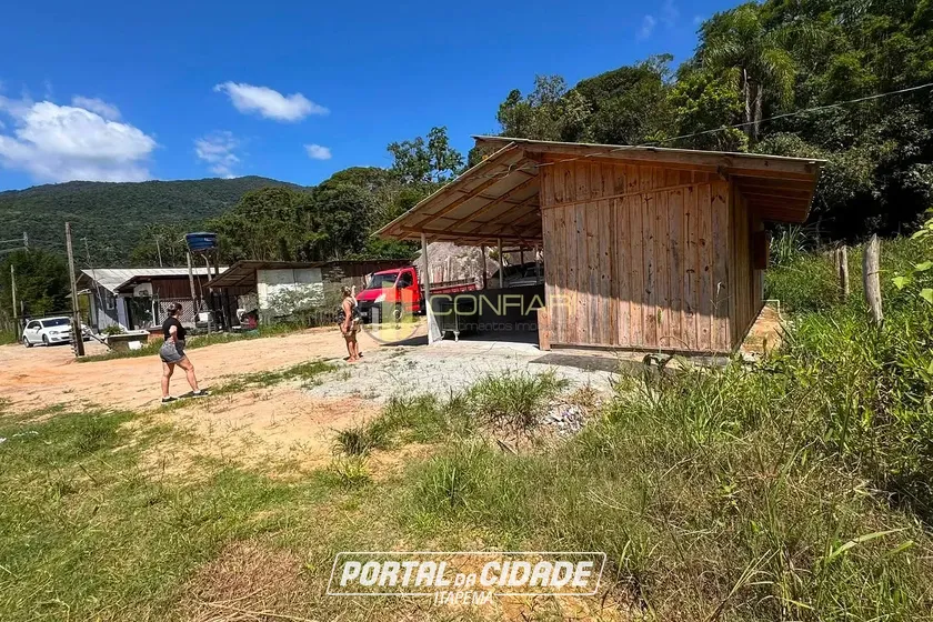 Ch&aacute;cara &agrave; venda - 60m&sup2; - Macacos