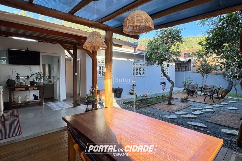 Casa &agrave; venda - 300m&sup2; - Cedro