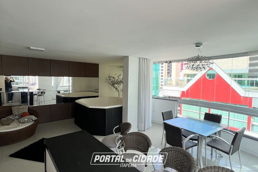 Apartamento &agrave; venda - 226m&sup2; - Meia Praia