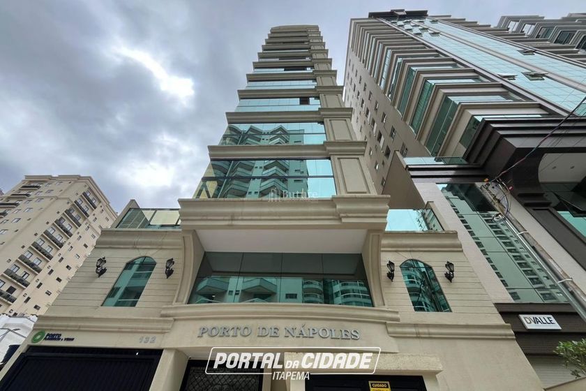 Apartamento &agrave; venda - 125m&sup2; - Meia Praia