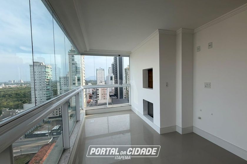 Apartamento &agrave; venda - 125m&sup2; - Meia Praia