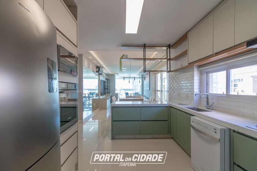 Apartamento para alugar - 148m&sup2; - Meia Praia
