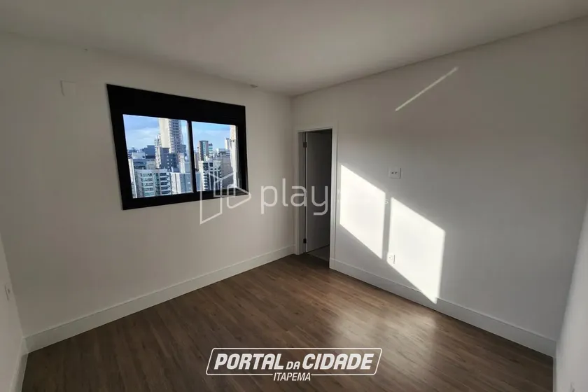 Apartamento &agrave; venda - 132m&sup2; - Meia Praia