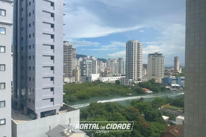 Apartamento &agrave; venda - 132m&sup2; - Meia Praia
