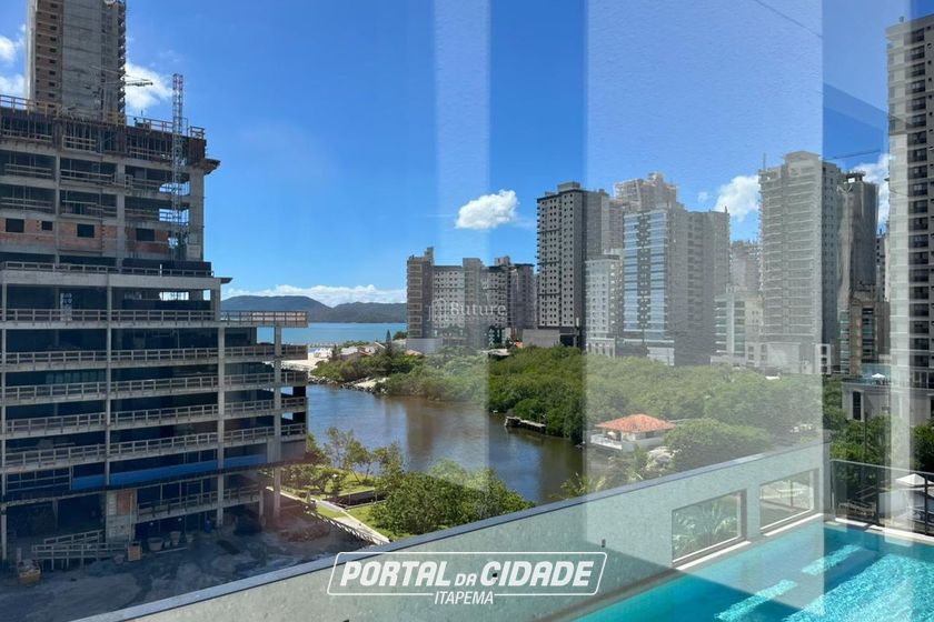 Apartamento &agrave; venda - 132m&sup2; - Meia Praia