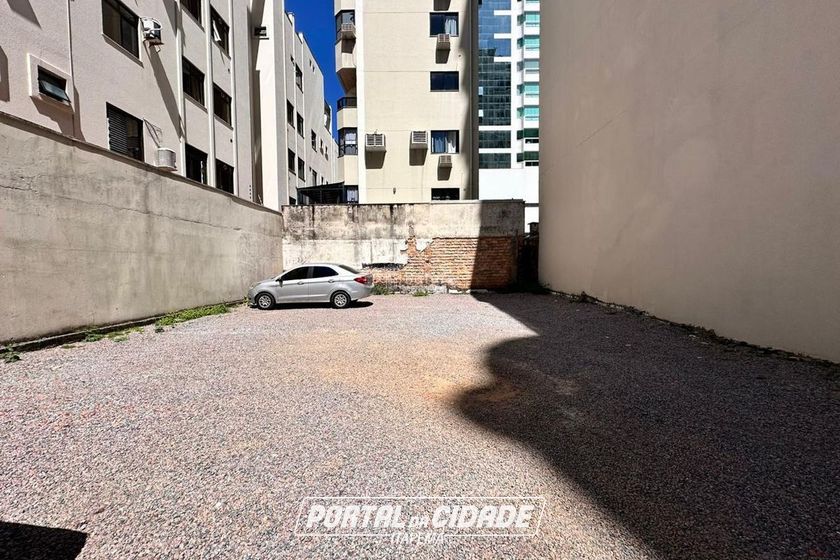 Terreno &agrave; venda - 252m&sup2; - Meia Praia