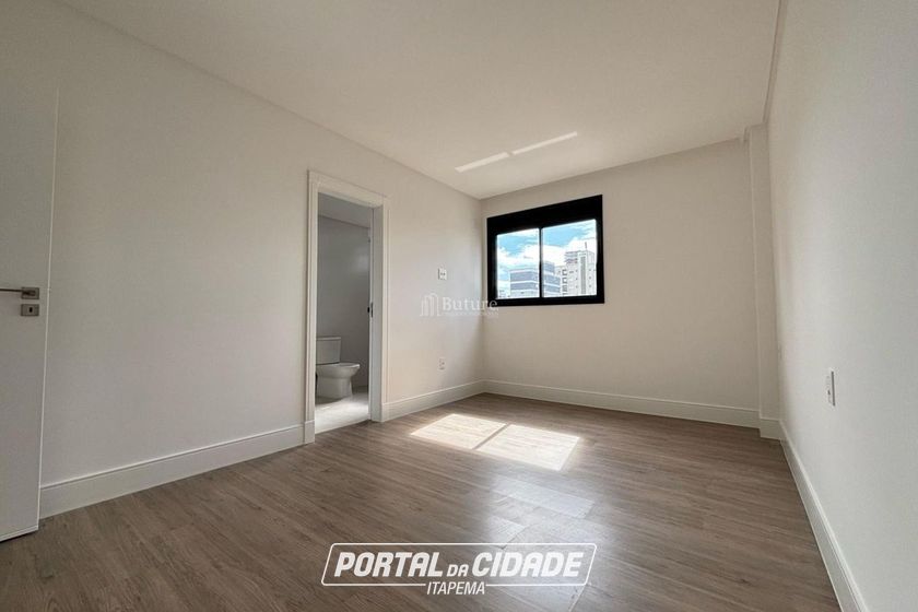 Apartamento &agrave; venda - 132m&sup2; - Meia Praia