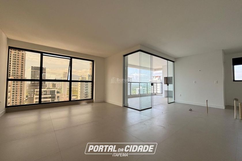 Apartamento &agrave; venda - 130m&sup2; - Meia Praia
