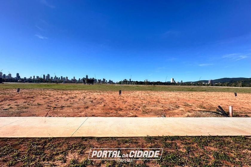 Terreno &agrave; venda - 401m&sup2; - Jardim Dourado