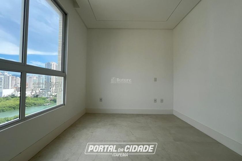 Apartamento &agrave; venda - 132m&sup2; - Meia Praia