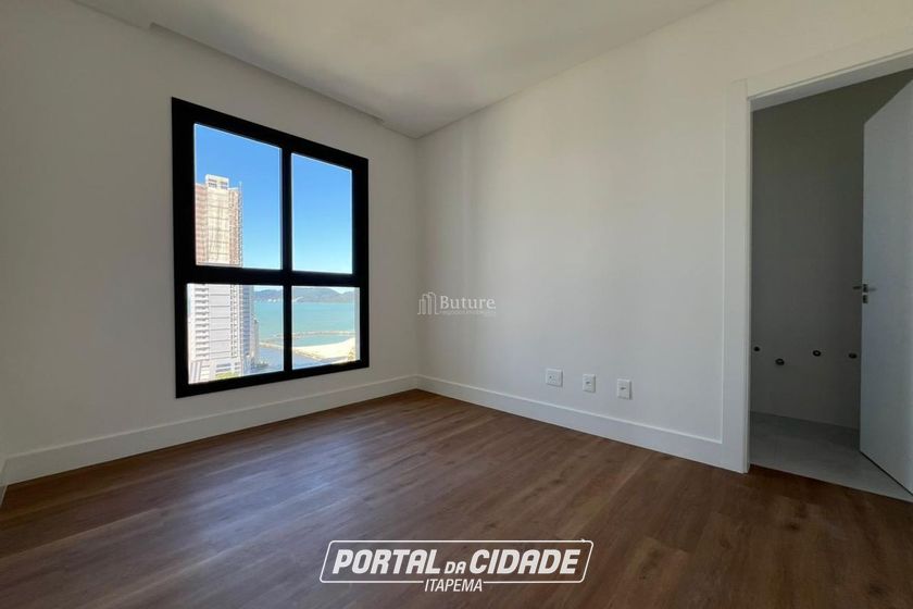 Apartamento &agrave; venda - 123m&sup2; - Meia Praia