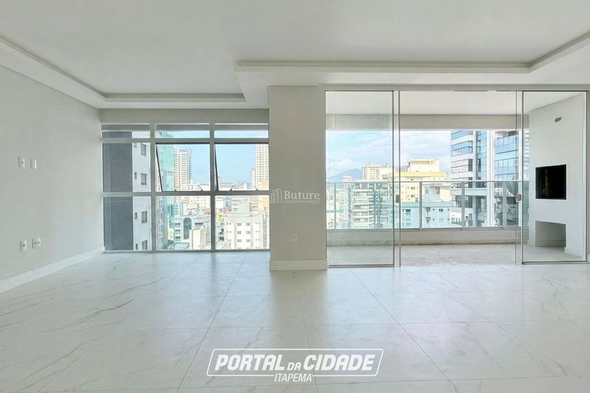 Apartamento &agrave; venda - 132m&sup2; - Meia Praia
