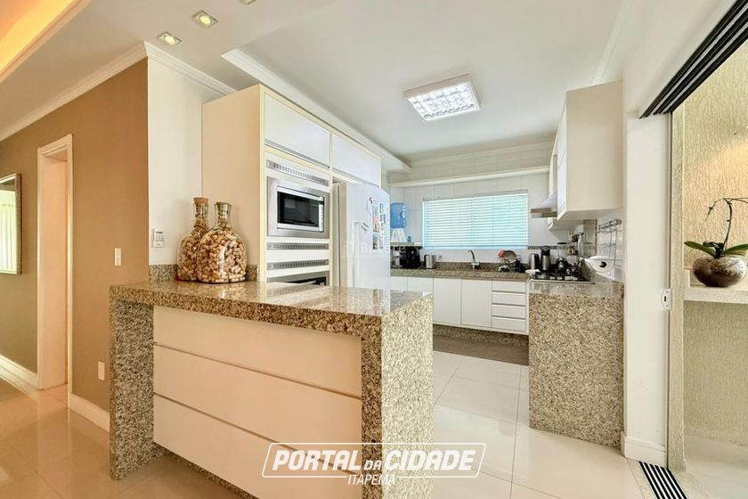 Apartamento &agrave; venda - 150m&sup2; - Meia Praia