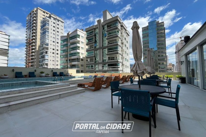 Apartamento &agrave; venda - 137m&sup2; - Meia Praia