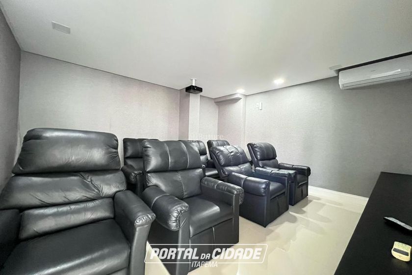 Apartamento &agrave; venda - 130m&sup2; - Meia Praia