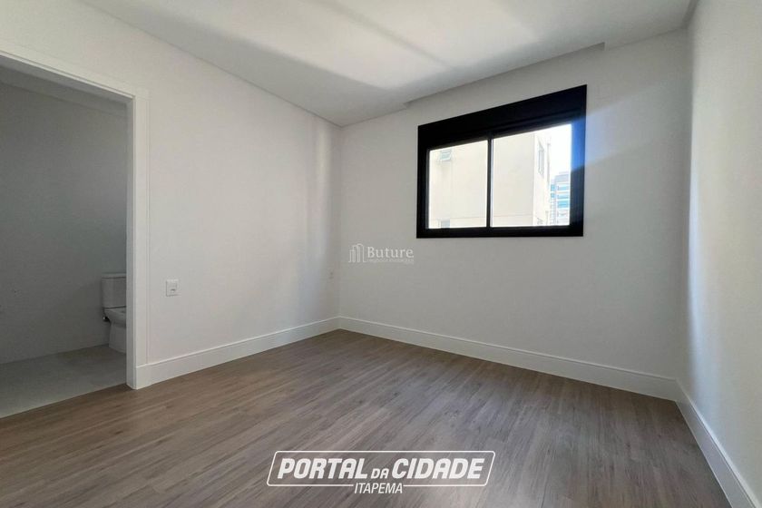 Apartamento &agrave; venda - 132m&sup2; - Meia Praia