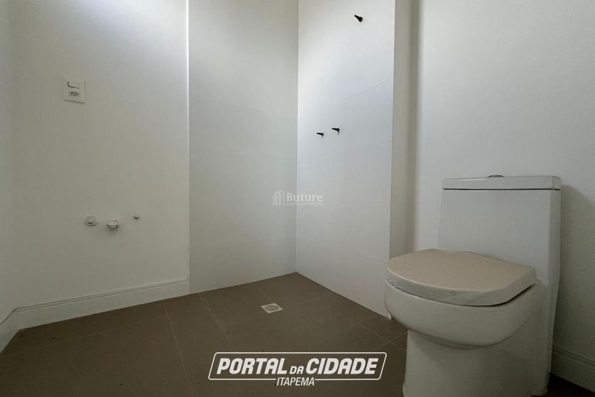 Apartamento &agrave; venda - 137m&sup2; - Meia Praia
