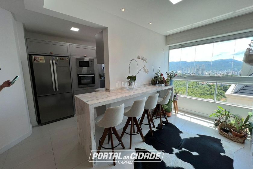 Apartamento &agrave; venda - 110m&sup2; - Meia Praia