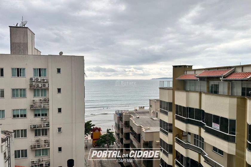Apartamento &agrave; venda - 130m&sup2; - Meia Praia