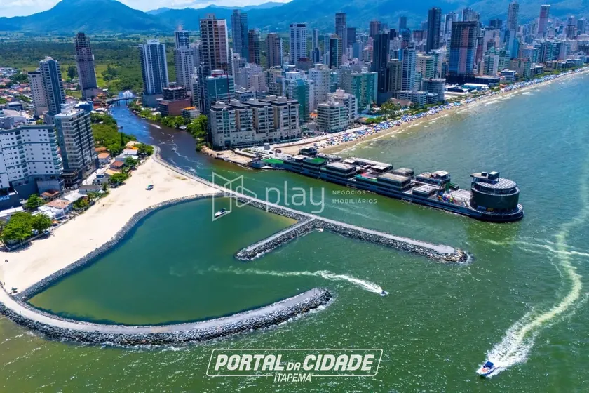 Apartamento &agrave; venda - 120m&sup2; - Meia Praia