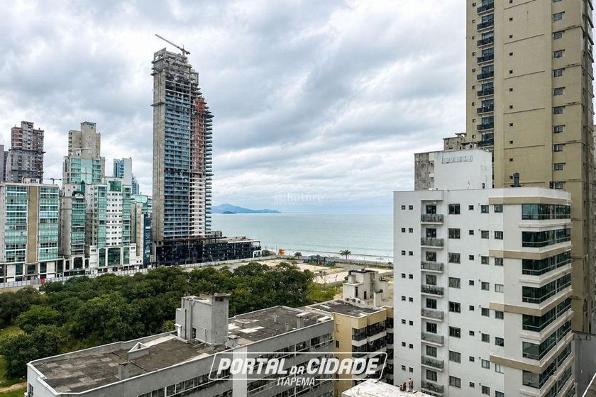 Apartamento &agrave; venda - 127m&sup2; - Meia Praia