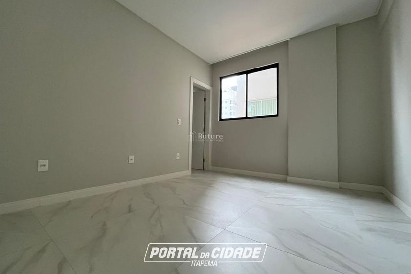 Apartamento &agrave; venda - 125m&sup2; - Meia Praia