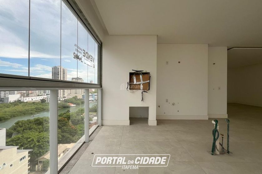 Apartamento &agrave; venda - 132m&sup2; - Meia Praia