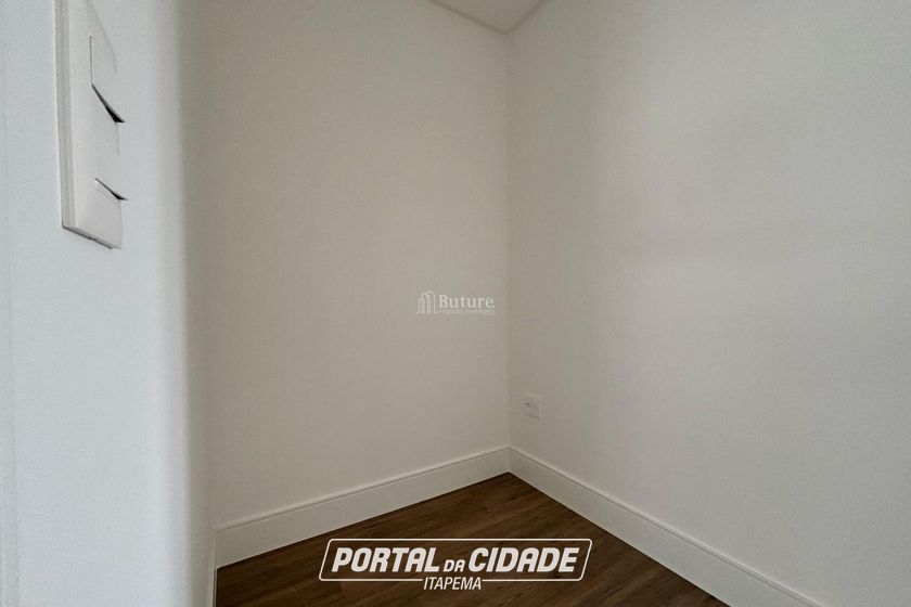 Apartamento &agrave; venda - 132m&sup2; - Meia Praia