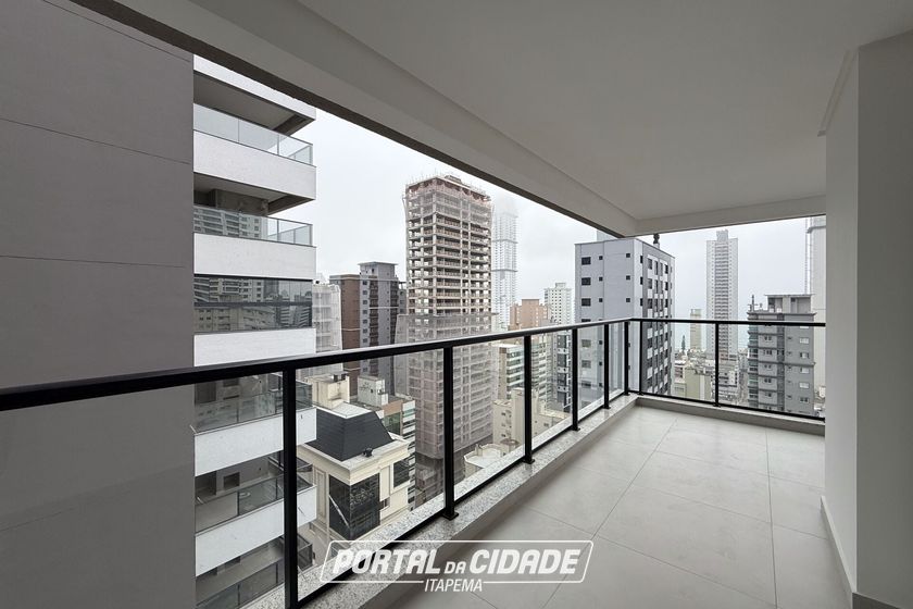 Apartamento &agrave; venda - 136m&sup2; - Meia Praia