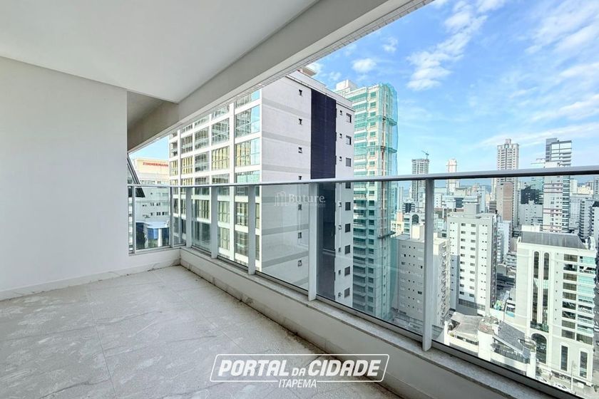 Apartamento &agrave; venda - 132m&sup2; - Meia Praia