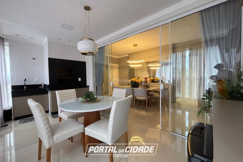 Apartamento &agrave; venda - 130m&sup2; - Meia Praia