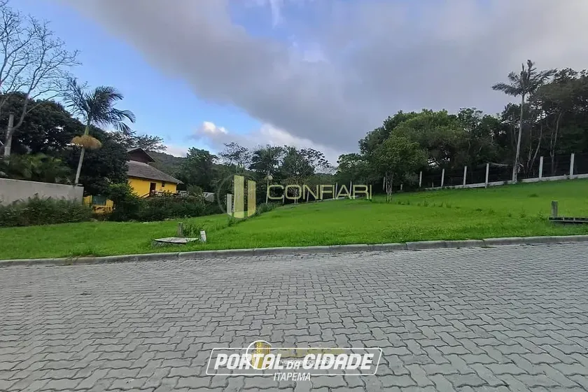 Terreno &agrave; venda - 388m&sup2; - Taquaras