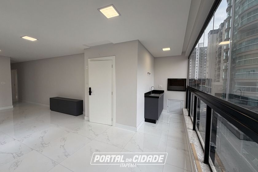 Apartamento &agrave; venda - 102m&sup2; - Meia Praia