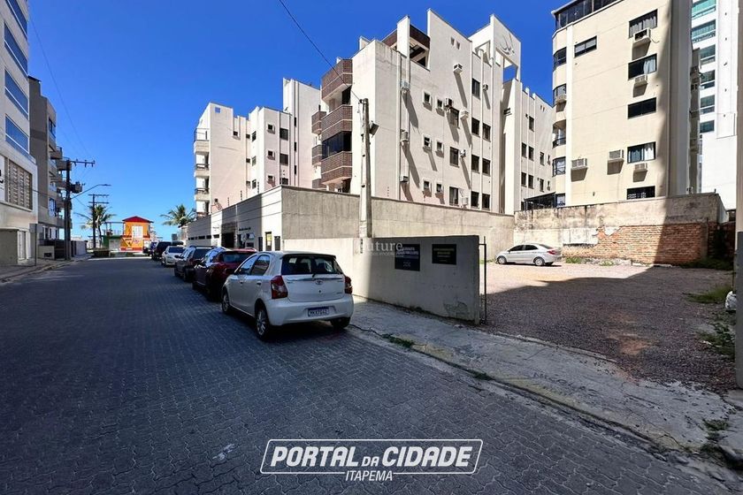 Terreno &agrave; venda - 252m&sup2; - Meia Praia