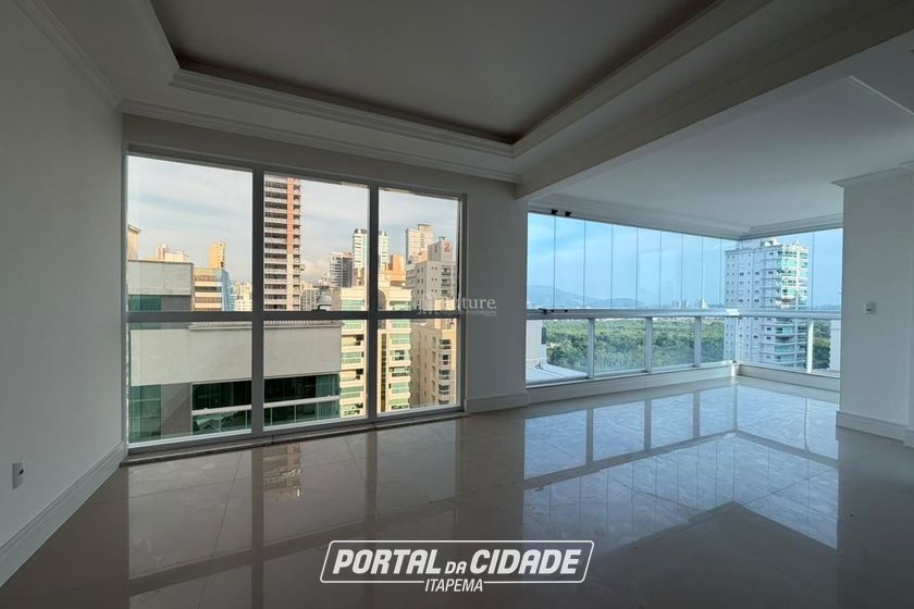 Apartamento &agrave; venda - 125m&sup2; - Meia Praia
