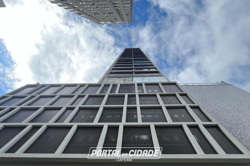 Apartamento &agrave; venda - 132m&sup2; - Meia Praia