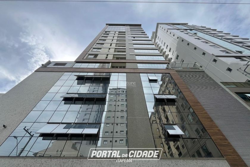Apartamento &agrave; venda - 132m&sup2; - Meia Praia