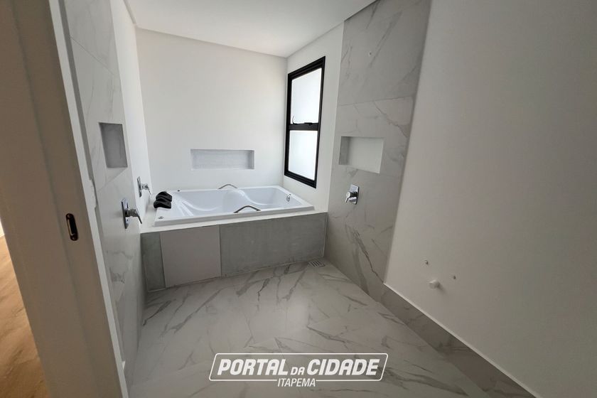 Apartamento &agrave; venda - 185m&sup2; - Meia Praia