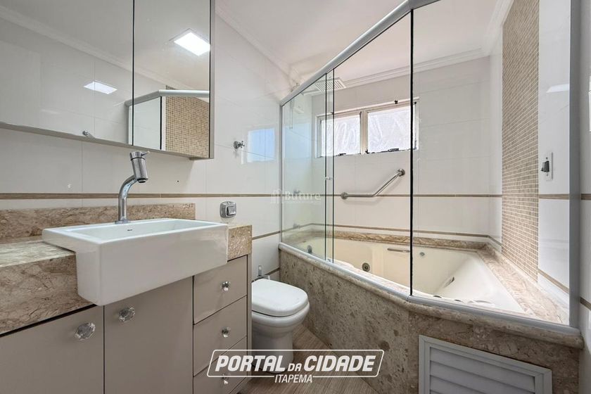 Apartamento &agrave; venda - 197m&sup2; - Meia Praia