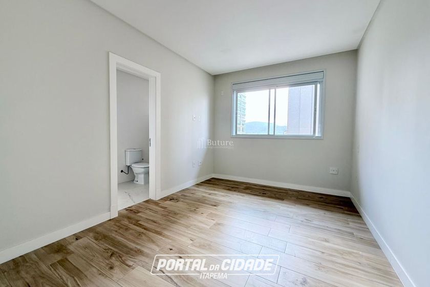Apartamento &agrave; venda - 132m&sup2; - Meia Praia