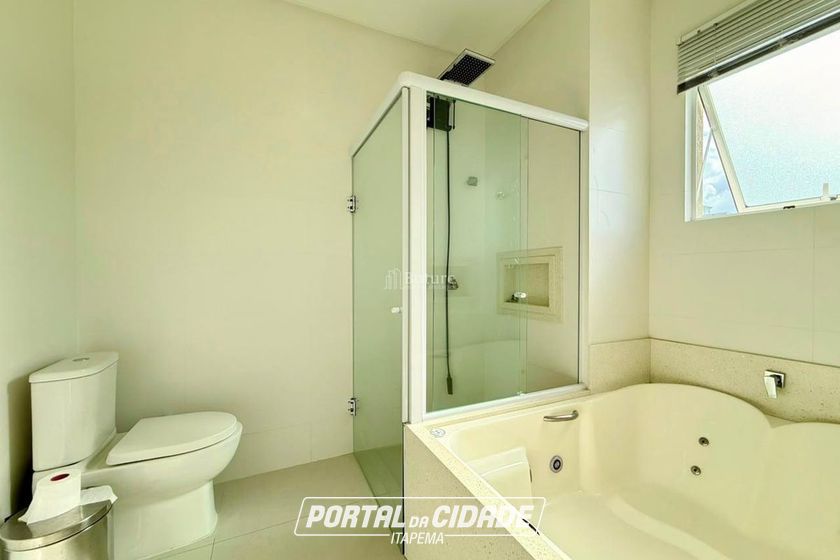 Apartamento &agrave; venda - 136m&sup2; - Meia Praia